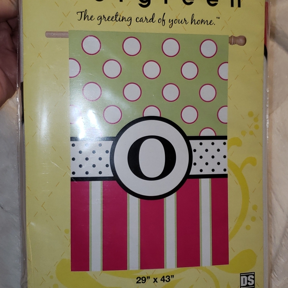 INITIAL O EVERGREEN FLAG NEW